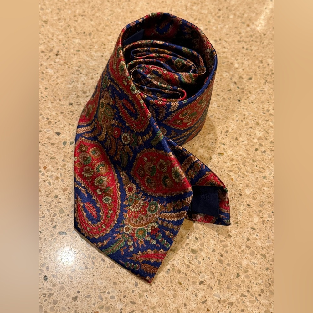 SULKA Blues/Reds Paisley Pattern Silk Men's Tie 3 3/8” W X 58” L  Made In Italy